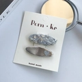 Lot de deux barrettes à cheveux cœur en tweed gris avec paillettes et fini argenté - Style Paillette + Cœur (NK976-5)