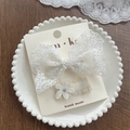 Two-piece set with a white lace bow hair clip and a small daisy floral hair clip - Pure White Lace Flower