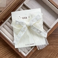 Elegante fermaglio per capelli con doppio fiocco in pizzo bianco con perla e ricamo su carta - Fermaglio Fiocco Pizzo