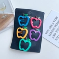 Set di cinque fermagli per capelli a forma di mela in colori vivaci su carta nera - Mela Rosso e Blu