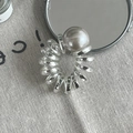Élastique spirale transparent élégant avec une grande perle grise brillante sur lin - Style Grande Perle Artificielle Blanche