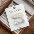 Set di due fermagli per capelli in pizzo crema con delicato ricamo bianco su carta - Fermaglio Fiore a Quadretti