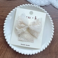 Set de pinzas de encaje crema con bordado de flores y lazo en cartulina blanca - Pinza de Pelo con Lazo de Tela de Encaje