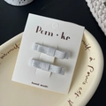 Elegante par de pinzas para el cabello con lazo de purpurina plateada en tarjeta blanca - Estilo de Lazo de Tela de Doble Capa