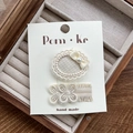 Lot de deux barrettes en dentelle beige avec nœuds, perles et fleurs sur carte de présentation - Barrette Perle Plaid