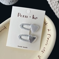 Lot de deux barrettes à cheveux argentées en forme de cœur en tissu métallisé sur carte - Style Cœur Pailleté
