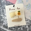 Ensemble de deux jolies barrettes avec nœud jaune brodé d'un ananas et motif à carreaux marron - Ananas Beige