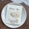 Élégant lot de deux barrettes à fleurs en dentelle beige avec perles sur carte - Barrette Dentelle Fleur Perle Artificielle
