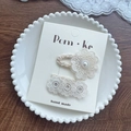 Lot de barrettes à fleurs en dentelle beige et perles sur carte pour coiffure enfant - Barrette Tissu Fleur Perle Artificielle