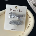 Set de barrettes avec nœud argenté et tweed sur carte de présentation chic - Style Nœud et Paillette Goutte