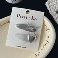Ensemble de barrettes argentées avec nœud et cœur, texture mate sur carte - Style Nœud Goutte et Cœur Goutte