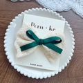Pince à cheveux artisanale avec dentelle et ruban vert foncé sur carte de présentation - Nœud pour cheveux