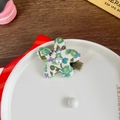 Pince à cheveux étoile en tissu floral avec perle et pince crocodile en bronze sur plat - Style Perle Fleur Verte