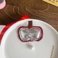Barrette à cheveux pomme rouge faite main avec texture argentée et bords en peluche - Style Pomme Rouge Argent