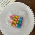 Set de 8 pinzas triangulares de colores para niñas en un plato de cerámica - Estilo Triángulo