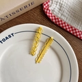 Set di due fermagli per capelli in metallo giallo con stelle su piatto bianco - [10] Una Coppia Di Conigli Di Tuorlo D'uovo