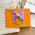 Elegante conjunto de pinza de lazo morado y horquilla de triángulo verde en tarjeta - Set de Lazo Morado Taro Y Pinza Triangular Verde