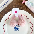 Set van twee roze stoffen rozen haarelastiekjes met hoge elasticiteit op displaykaart - Roze