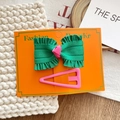 Set de pasador con lazo verde y horquilla triangular rosa en tarjeta naranja chic - Set de Lazo Verde Oscuro Y Pinza Triangular Rosa