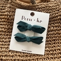 Set di due fermagli per capelli con fiocco in tessuto verde scuro su scheda prodotto - Set Fermagli a Fiocco / Verde Pavone