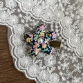 Barrette fleurie en tissu avec perle sur coton imprimé bleu marine élégant - Barrette Étoile Imprimée