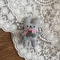 Pince à cheveux lapin tricoté gris avec écharpe rose et pompons verts mignons - Pince à cheveux lapin