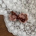 Barrette à cheveux fleur rose au crochet faite main avec un nœud à pois marron - Pince à Cheveux Noeud Rose