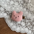 Barrette à cheveux lapin rose tricotée à la main avec texture douce et clip en métal - Pince à Cheveux Lapin Rose
