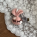Barrette à cheveux lapin en tissu rose à pois avec rose grise et détails brodés - Barrette Fleur de Rose