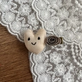 Pince à cheveux artisanale en tissu avec cœur rayé, smiley et détail de rose - Barrette Coeur Fleur