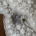Barrette étoile en tissu gris avec yeux mobiles et pince métallique pour enfants - Pince à Cheveux Étoile Grise