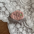 Pince à cheveux festonnée rose avec paillettes, perles et un nœud en ruban gris - Barrette Coquillage Rose