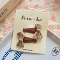 Süßes Haarklammern-Set mit Stoffschleifen in Dunkelbraun und Beige auf einer Displaykarte - Camel