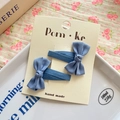 Zwei dunkelblaue Stoff-Schleifen-Haarklammern für Damen auf beiger Kartonkarte - Blau