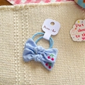 Lot de deux chouchous nœuds en tissu bleu clair avec broderie cerise rouge - Bleu