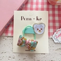 Haarschmuck-Set für Kinder mit grünem Blumen-Haargummi und Bär-Haarspange auf Karte - Grün Bär Schleife