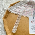 Bandeau bébé en dentelle blanche délicate avec broderie et ruban très élastique - Style Grille à Rayures