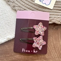 Barrettes à cheveux étoiles pailletées multicolores pour filles sur fond de bois - Étoiles à paillettes multicolores