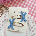 Par de dulces pinzas para el cabello con lazo azul presentadas en una tarjeta blanca - Azul