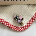 Barrette à cheveux artisanale en tissu floral avec des feuilles en feutre vert - Fruit Rose (NK818)