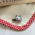 Barrette chat en tissu fait main avec broderie florale sur gris et pince en métal robuste - Chat Gris (NK818)