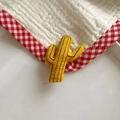 Bavaglino in garza di cotone bianco con bordo a quadretti e patch a cactus - Cactus Giallo (NK818)