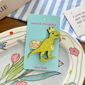 Pinza de pelo de dinosaurio verde con lentejuelas y corona dorada en tarjeta azul - Dinosaurio verde