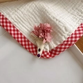 Fermaglio per capelli a bouquet di fiori in tessuto rosa con fiocco a quadretti rossi - Bouquet Rosa (NK818)
