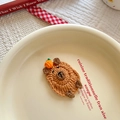 Pinza para el pelo de carpincho tejida a mano con detalle de calabaza bordada - Capibara con Naranja