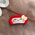 Fermaglio gatto all'uncinetto fatto a mano in lana rossa e beige con un fiocco giallo - Stile Ragazza con Fiocco Rosso all'Uncinetto Fatto a Mano / Serie Rossa