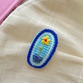 Handgefertigte Häkel-Haarspange mit dunkelblauen Wellenrändern und gelbem Blumenmuster - Blaue Serie Einzelne Blume