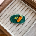 Handgefertigte Häkel-Haarspange aus grüner Wolle mit niedlichem Karotten-Detail - Grüne Karotte