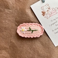 Handgefertigte rosa Häkel-Haarspange mit gesticktem Gänseblümchen für einen Natur-Look - Rosa Gänseblümchen