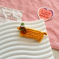 Pinza para el pelo de perro salchicha tejida a mano en amarillo para niños - Perro Naranja Amarillo Sombrero Verde
